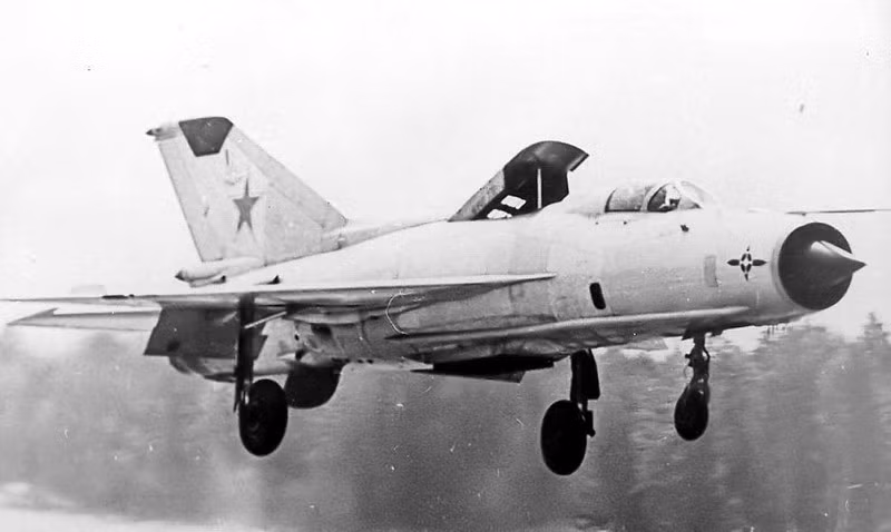 Vừa qua biển Nhật Bản, khoảng 12h30, biên đội tiêm kích MiG-21 của Triều Tiên cất cánh từ Wonson hướng đến vị trí của máy bay Mỹ. Sự xuất hiện của MiG-21 không nhận được sự quan tâm của radar trinh sát Mỹ bố trí tại Hàn Quốc.