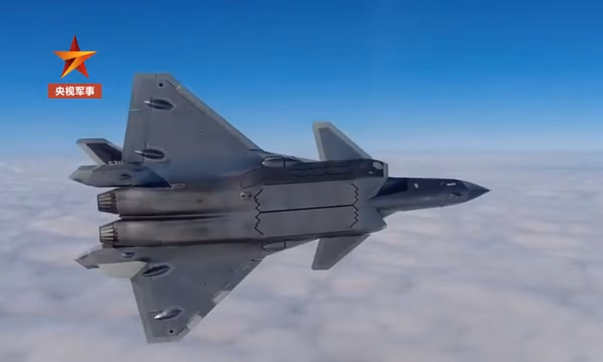 Một trong những đặc điểm nổi bật hơn của chiến đấu cơ J-20 là có các mấu, bề mặt điều khiển giống cánh nhỏ gần buồng lái. Mặc dù thiết kế cánh vịt (cánh canard) không phải không tương thích với thiết kế tàng hình, nhưng với thiết kế này, tín hiệu phản xạ radar sẽ rất lớn.