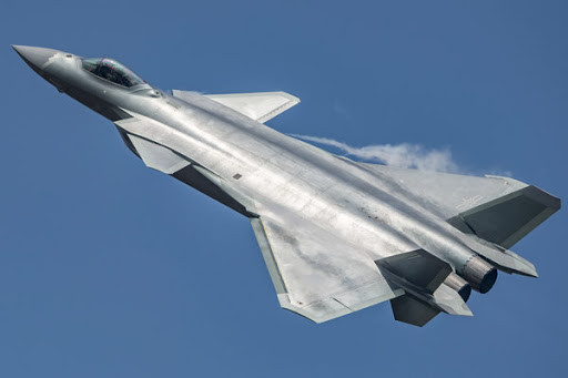 Thậm chí theo các chuyên gia hàng không, thiết kế kiểu cánh vịt thậm chí sẽ làm phản xạ tín hiệu radar từ khung máy bay và khuếch đại dấu hiệu radar của cả máy bay. Nhưng các vấn đề tiềm ẩn không kết thúc ở đó, động cơ là một lĩnh vực khác cản trở J-20.