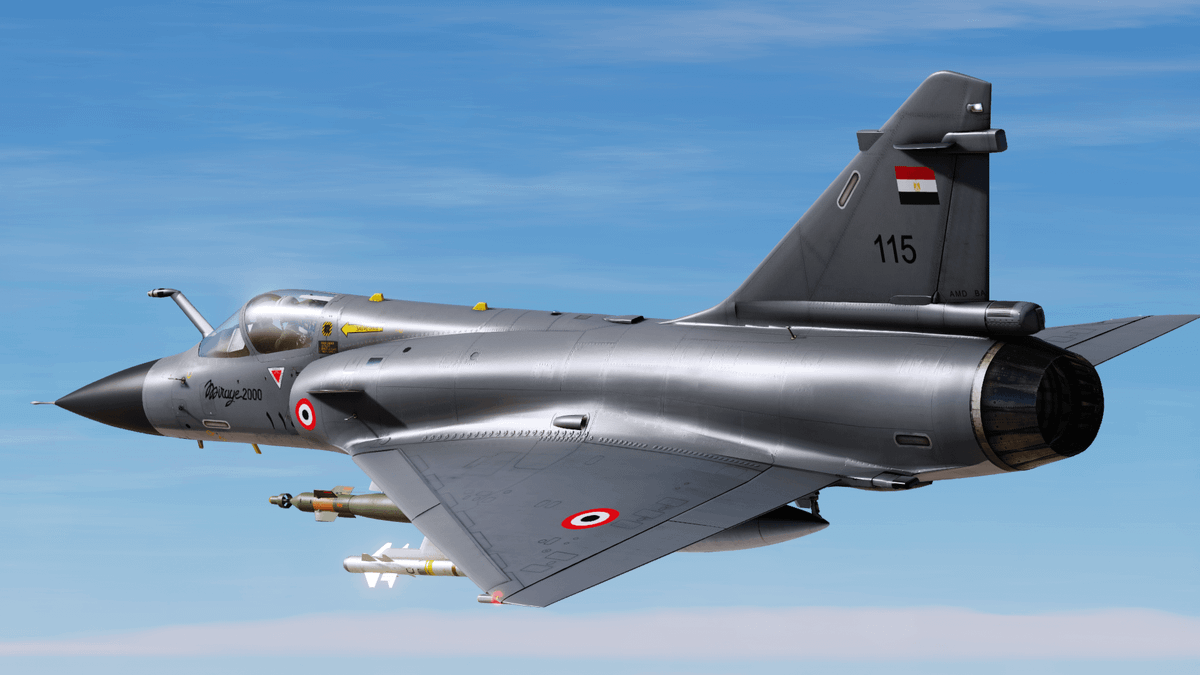 Ban đầu, tiêm kích Mirage 2000 được phát triển cùng với phiên bản chiến đấu cơ hạng nặng Mirage 4000, được thiết kế như một máy bay chiến đấu tương tự như F-15; mặc dù Mirage 4000 đã bị hủy bỏ, do hạn chế ngân sách và thiếu sự quan tâm của khách hàng nước ngoài.