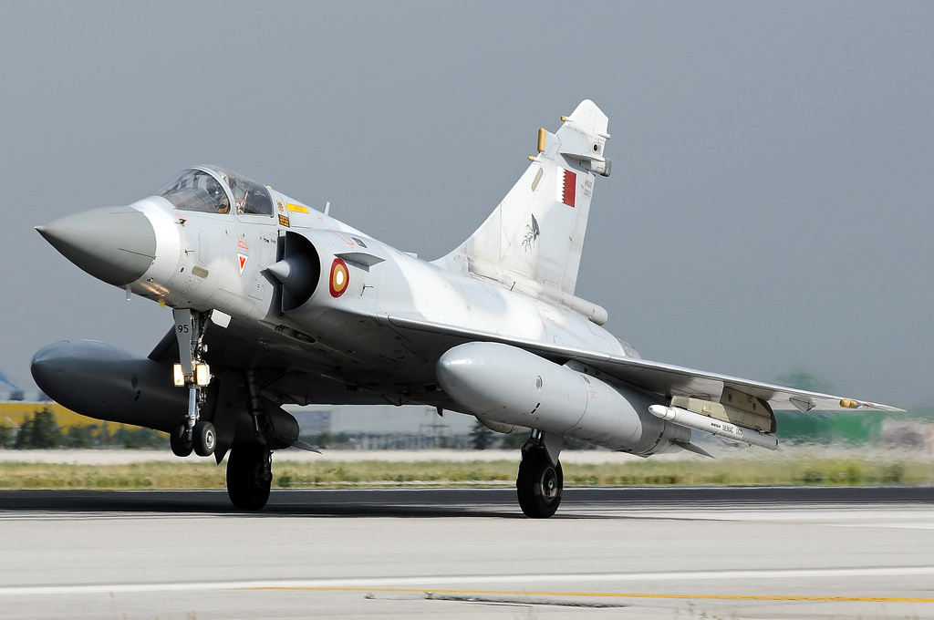 Mirage 2000 là máy bay chiến đấu cuối cùng của Pháp thành công về mặt xuất khẩu, phiên bản kế nhiệm là Rafale đang gặp khó khăn so với các thị trường toàn cầu, với chỉ ba khách hàng. Tựu chung lại là giá máy bay chiến đấu của Pháp cao hơn, tính năng kém hơn và thái độ chính trị của Pháp khi bán vũ khí cũng thất thường hơn. Nguồn ảnh: QQ.