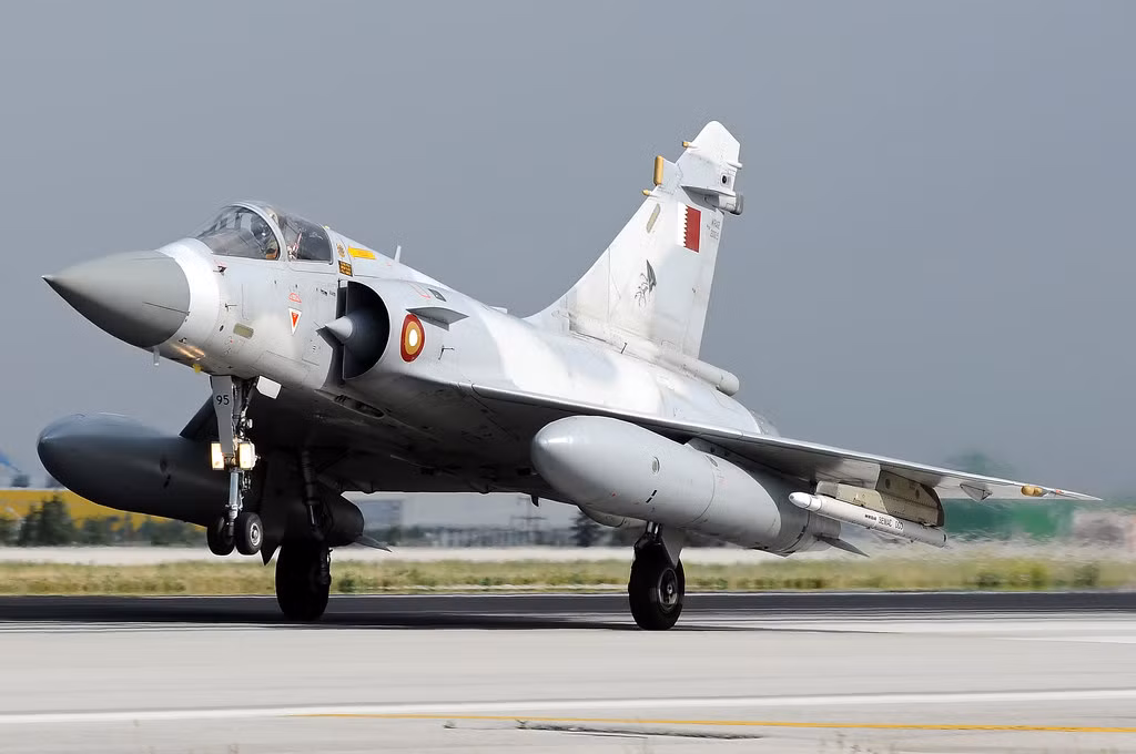 Mirage 2000 là máy bay chiến đấu cuối cùng của Pháp thành công về mặt xuất khẩu, phiên bản kế nhiệm là Rafale đang gặp khó khăn so với các thị trường toàn cầu, với chỉ ba khách hàng. Tựu chung lại là giá máy bay chiến đấu của Pháp cao hơn, tính năng kém hơn và thái độ chính trị của Pháp khi bán vũ khí cũng thất thường hơn. Nguồn ảnh: QQ.