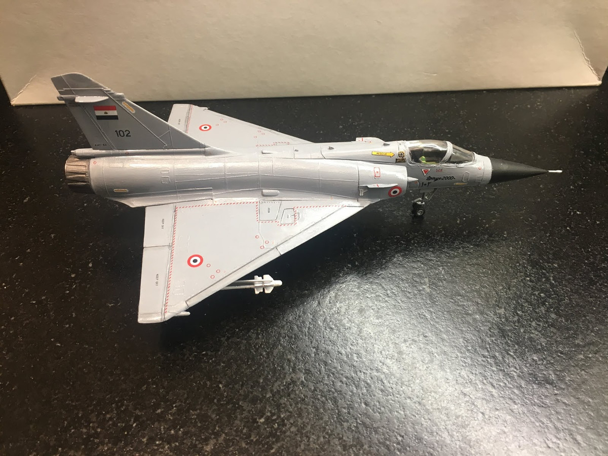 Mirage 2000 sử dụng thiết kế cánh tam giác lớn, không có cánh đuôi ngang và không sử dụng cánh vịt (canard) mũi. Mirage 2000 cũng có giá đắt hơn F-16, do quy mô sản xuất nhỏ hơn và hiệu quả của sản xuất quốc phòng của Pháp thấp hơn của Mỹ.