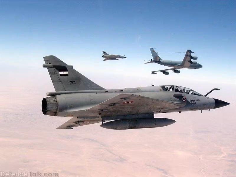 Quyết định của Ai Cập không mua thêm Mirage 2000, vì có lý do cho rằng, F-16 là loại máy bay rẻ hơn và được viện trợ miễn phí, như một phần trong khoản viện trợ quân sự hàng năm của Mỹ cho đất nước này.