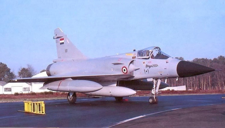 Ai Cập bắt đầu nhận chiếc Mirage 2000 đầu tiên vào năm 1985, và một phi đội gồm 14 chiếc bắt đầu hoạt động vào năm 1986. Các thông tin cho biết, Không quân Ai Cập đã mua một lần tổng cộng 17 chiếc, đủ lập một phi đội nhỏ duy nhất; khiến Ai Cập trở thành khách hàng nhỏ nhất của Mirage 2000.