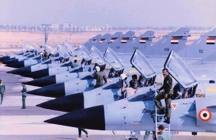 Tuy nhiên Ai Cập đã chọn con đường cho loại biên số Mirage 2000 của họ, mặc dù có khả năng tương tác với số chiến đấu cơ Rafale hiện có. Nhưng việc giữ một phi đội Mirage 2000 duy nhất duy nhất trong biên chế, sẽ tạo ra gánh nặng bảo trì, hơn là tận dụng được tính năng của nó.