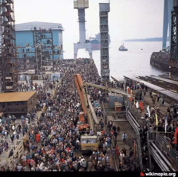 Tất cả các tàu sân bay và tàu tuần dương của Liên Xô trước đây, đều được đóng tại Nhà máy đóng tàu Biển Đen; nhưng giờ đây nó đang trải qua thời kỳ tồi tệ nhất. Nhà máy đóng tàu từng có hơn 30.000 công nhân, nhưng nay chỉ còn 2.000 công nhân, nhưng họ cũng sắp bị sa thải.