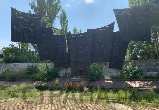 Dấu ấn của thời gian có thể được nhìn thấy ở khắp mọi nơi, chẳng hạn như trên những chiếc ghế dài bằng gỗ cũ với lớp sơn xanh bong tróc, trên những tượng đài kỷ niệm các sự kiện của Chiến tranh Vệ quốc Vĩ đại, và lịch ăn tối trên những chiếc bàn sặc sỡ, đã bị nắng làm rám nắng.