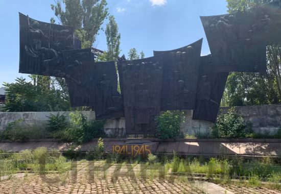 Dấu ấn của thời gian có thể được nhìn thấy ở khắp mọi nơi, chẳng hạn như trên những chiếc ghế dài bằng gỗ cũ với lớp sơn xanh bong tróc, trên những tượng đài kỷ niệm các sự kiện của Chiến tranh Vệ quốc Vĩ đại, và lịch ăn tối trên những chiếc bàn sặc sỡ, đã bị nắng làm rám nắng.