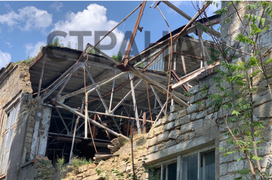 Trong những năm huy hoàng, nhà máy Biển Đen được tắm trong vinh quang. Bước vào nhà máy đóng tàu khổng lồ hàng đầu thế giới một thời, khi đó là những chiếc xe buýt, chứ không phải chó hoang, chạy trên những con đường dài của nhà máy. Nhưng bây giờ, có rất nhiều sắt vụn chất thành đống ở đây, và chỉ còn những con chó hoang màu trắng xám sống trong gian nhà gỗ ọp ẹp bên cạnh.