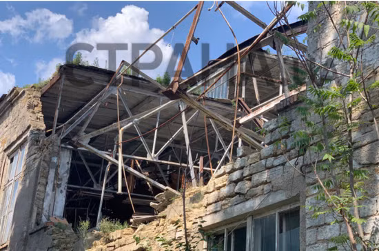 Trong những năm huy hoàng, nhà máy Biển Đen được tắm trong vinh quang. Bước vào nhà máy đóng tàu khổng lồ hàng đầu thế giới một thời, khi đó là những chiếc xe buýt, chứ không phải chó hoang, chạy trên những con đường dài của nhà máy. Nhưng bây giờ, có rất nhiều sắt vụn chất thành đống ở đây, và chỉ còn những con chó hoang màu trắng xám sống trong gian nhà gỗ ọp ẹp bên cạnh.