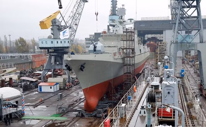 Một đòn giáng mạnh vào nhà máy đóng tàu là việc chính phủ Ukraine đình chỉ xây dựng dự án tàu khu trục hạng nhẹ. Tổng số tiền của dự án lên tới 387,5 triệu hryvnia Ukraine (1 USD = 26,7 hryvnia), và Nhà máy đóng tàu Biển Đen nhận được hơn 200 triệu hryvnia Ukraine.