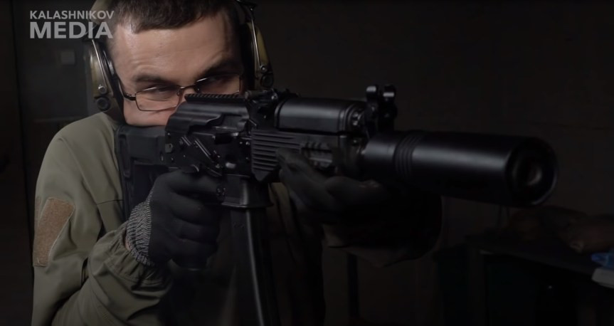 PPK-20 tương đối nhẹ và nhỏ gọn, điều này đạt được ngoài cấu tạo, có sử dụng đạn 9 mm của súng ngắn, do vậy súng có độ giật tương đối nhỏ. Nhưng cũng vì thế, PPK-20 chắc chắn là không gây được sự chú ý của Quân đội Nga, mà chủ yếu giành cho lực lượng cảnh sát.