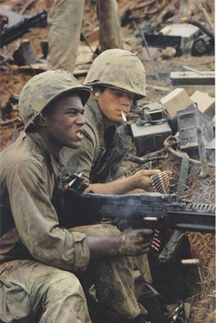 Tuân lệnh Bộ chỉ huy, đúng 5 giờ sáng ngày 12/11, các đơn vị đã đồng loạt khai hỏa. Pháo của ta bắn chính xác vào trận địa địch. Ngay từ loạt bắn đầu tiên, pháo của ta đã phá hủy nhiều xe tăng. Bị đánh bất ngờ sau khi tổ chức lại đội hình, địch điên cuồng phản công.