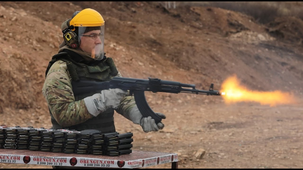 Sau đó (nếu vũ khí vẫn còn hoạt động), người ta sẽ mang khẩu AK-74M đầy bụi này đến buồng "mưa nhiệt đới". Ở nơi này, tất cả các hạt cát nhỏ đều hóa lỏng và biến thành những bùn đất nhão, có thể ngăn cản tất cả các bộ phận chuyển động của súng hoạt động.