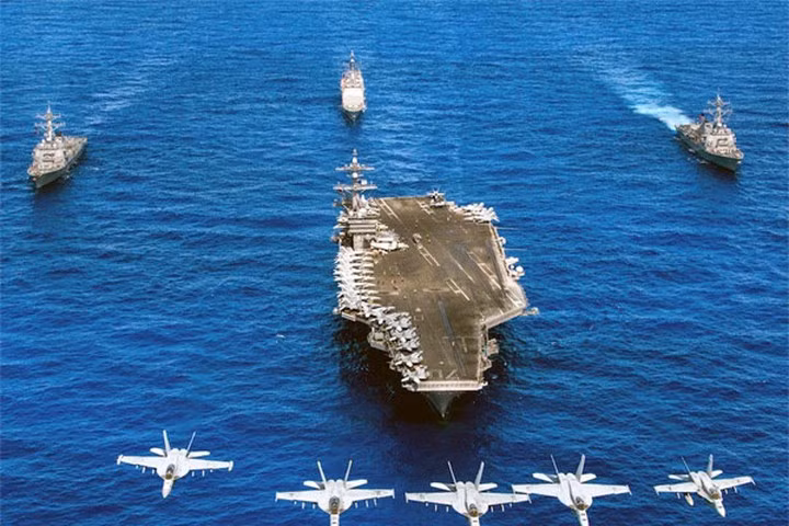 Để đánh chìm một chiếc tàu sân bay của Mỹ, trước tiên phải đánh trúng nó, nhưng điều đó cũng không thực sự dễ dàng, khi bao quanh nó là một bức tường bao gồm các loại vũ khí phòng thủ đến khoảng cách vài trăm hải lý.