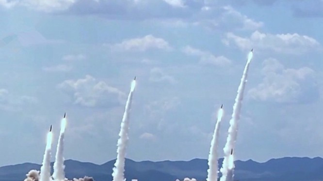 Còn để làm tê liệt hoạt động của tàu sân bay Mỹ, sẽ phải dùng hàng loạt tên lửa chống hạm, có sức công phá khủng khiếp, tiến công theo kiểu “bão hòa”; nhằm tạm thời làm mất khả năng chiến đấu của tàu sân bay Mỹ mà thôi. Nguồn ảnh: SCMP.