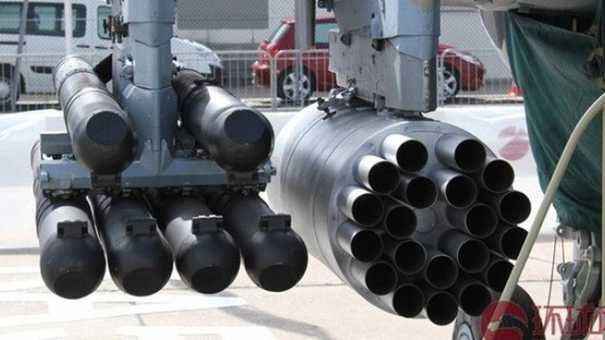 Khi cách mục tiêu khoảng 12 km, phi công vũ khí trên trực thăng chiến đấu sẽ bật các cảm biến quét địa hình. Sau khi phát hiện mục tiêu, phi công kích hoạt hệ thống theo dõi tự động; khi thời cơ cho phép, phi công phóng tên lửa và tên lửa sẽ được tự động điều khiển về phía mục tiêu.