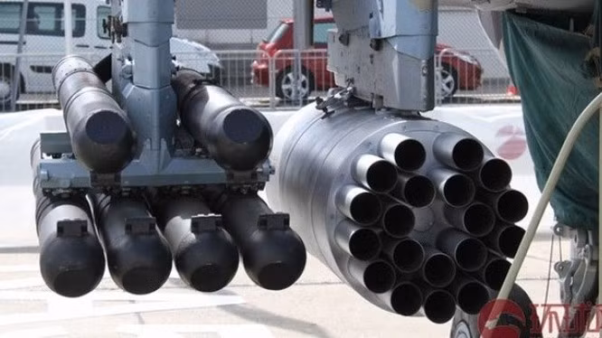 Khi cách mục tiêu khoảng 12 km, phi công vũ khí trên trực thăng chiến đấu sẽ bật các cảm biến quét địa hình. Sau khi phát hiện mục tiêu, phi công kích hoạt hệ thống theo dõi tự động; khi thời cơ cho phép, phi công phóng tên lửa và tên lửa sẽ được tự động điều khiển về phía mục tiêu.