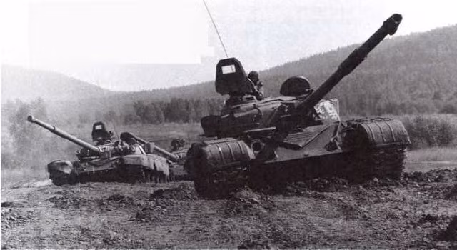 Năm 1973 là năm đầu tiên Quân đội Liên Xô đưa T-72 vào trang bị; so với các loại MBT của phương Tây khi đó, T-72 hiện đại hơn hẳn. T-72 được trang bị vũ khí và giáp xe tiên tiến hơn và kíp xe chỉ còn 3 người (thay vì 4 như trước), do T-72 sử dụng máy nạp đạn tự động.
