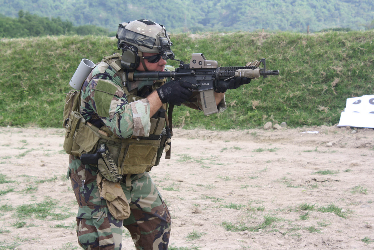 Tổng trang bị vũ khí, kính ngắm, đèn pin chiến thuật, đèn chỉ thị mục tiêu laser là 6,848 USD. Tổng số tiền cuối cùng trang bị cho một lính biệt kích của Lữ đoàn 75 của Mỹ là 35,679 USD (tương đương khoảng 815 triệu VNĐ). 