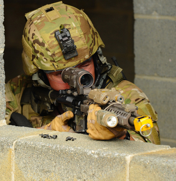 Ngoài ra một số lính đặc nhiệm có thể trang bị súng trường tiến công FN SCAR-H, nhưng gần đây đã bị loại khỏi biên chế. Tất cả vũ khí bộ binh này có thể sử dụng hệ thống ngắm quang học chuẩn trực từ Aimpoint, EOTech và ELCAN SOCOM SpectreDR. 