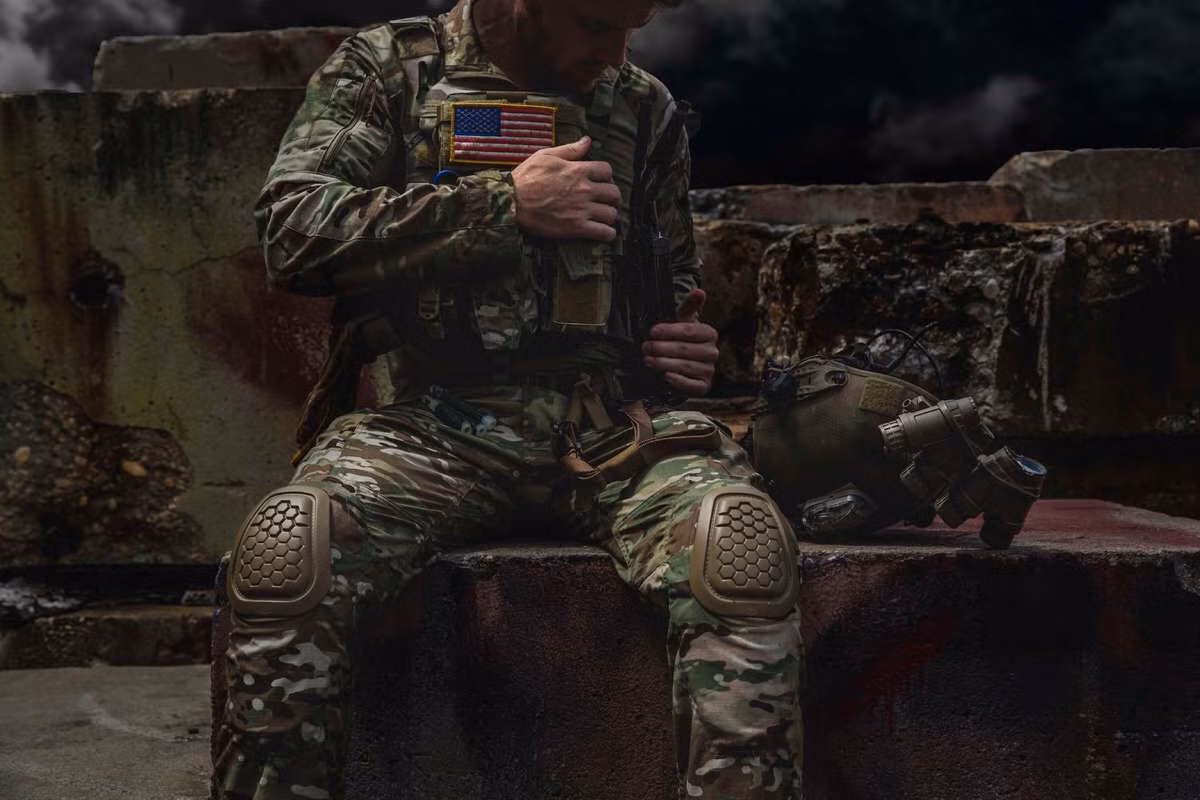 Về quân phục dã chiến và giày, lính biệt kích của Lữ 75 cũng giống hầu hết tất cả các đơn vị hoạt động đặc biệt của Quân đội Mỹ đều sử dụng quân phục dã chiến Crye Precision Gen.3 với màu sắc đa khoang và giày da cao cổ. tổng số tiền cho quân phục và giày là 1,074 USD. 