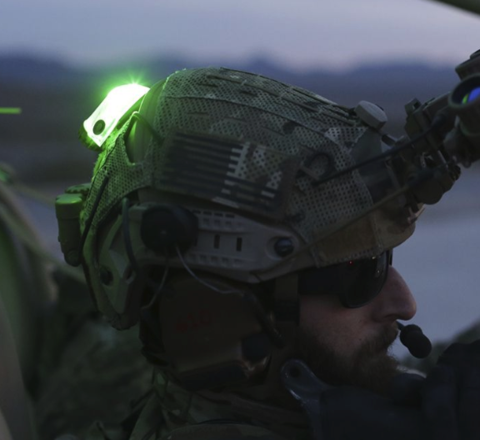 Trước hết là mũ bảo hiểm và thiết bị quan sát ban đêm; lính biết kích của Lữ 75 được trang bị mũ bảo hiểm đắt tiền nhất, được đặt hàng trực tiếp cho binh lính sử dụng; đó là mũ bảo hiểm cao cấp của hãng Ops-Core, gắn ống nhòm nhìn đêm AN/ PVS-31A và đèn hồng ngoại Manta Strobe. 