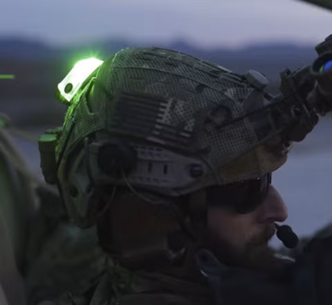 Trước hết là mũ bảo hiểm và thiết bị quan sát ban đêm; lính biết kích của Lữ 75 được trang bị mũ bảo hiểm đắt tiền nhất, được đặt hàng trực tiếp cho binh lính sử dụng; đó là mũ bảo hiểm cao cấp của hãng Ops-Core, gắn ống nhòm nhìn đêm AN/ PVS-31A và đèn hồng ngoại Manta Strobe. 