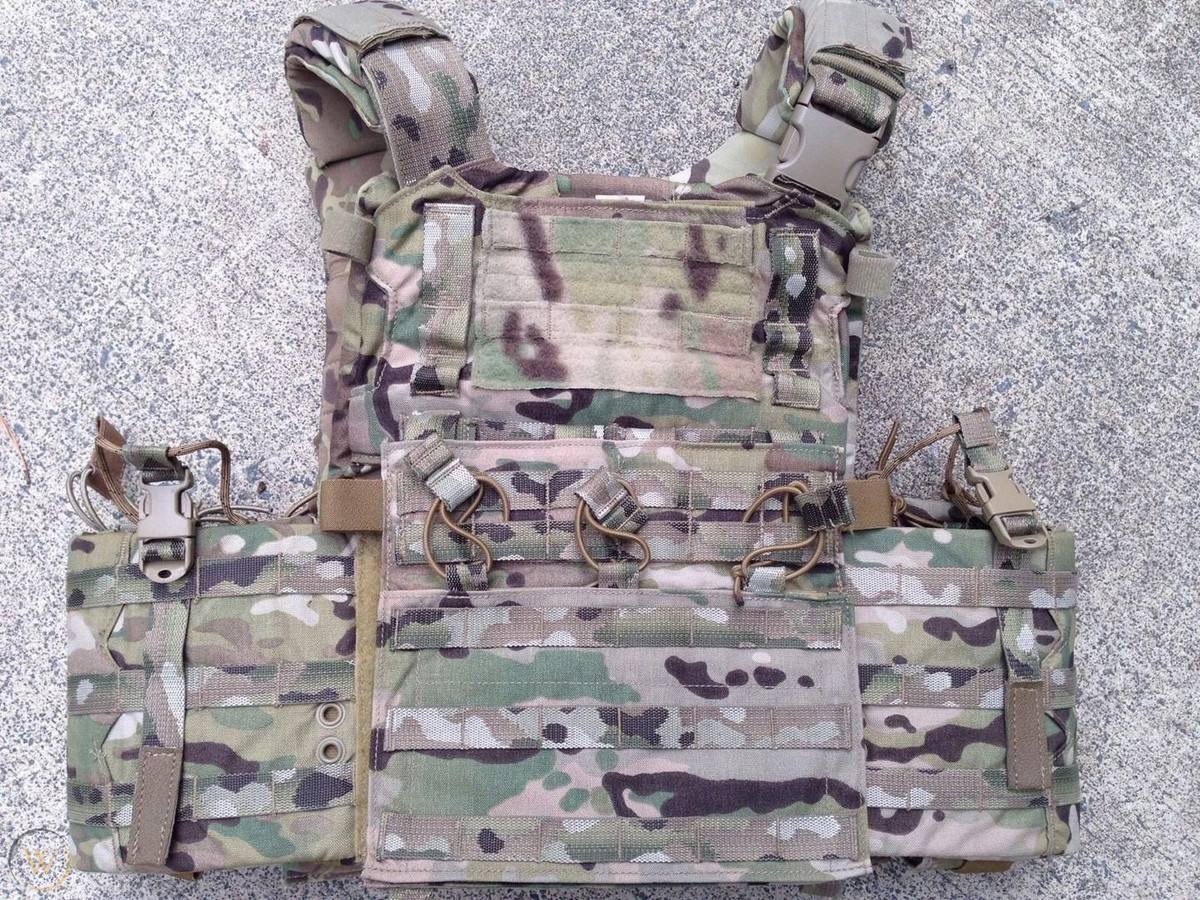 Về áo giáp và phương tiện liên lạc các nhân, biệt kích của Lữ đoàn 75 thường sử dụng áo giáp kiêm ba lô chiến thuật Crye AVS MBAV, đi kèm với nhiều lựa chọn túi, dùng cho nhiều mục đích khác nhau. 