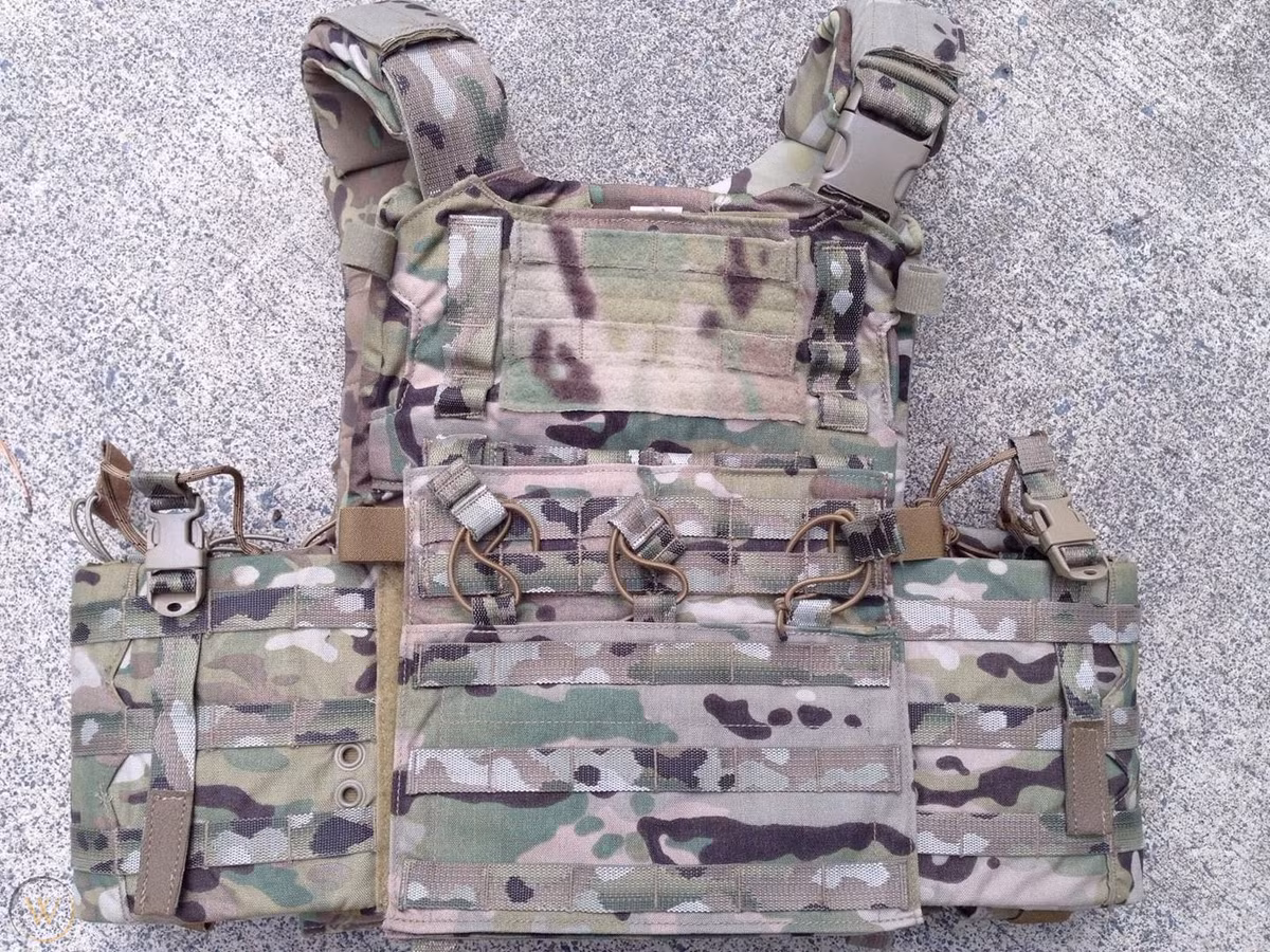 Về áo giáp và phương tiện liên lạc các nhân, biệt kích của Lữ đoàn 75 thường sử dụng áo giáp kiêm ba lô chiến thuật Crye AVS MBAV, đi kèm với nhiều lựa chọn túi, dùng cho nhiều mục đích khác nhau. 