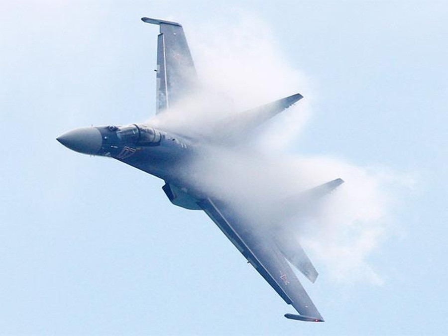 Su-35 có khả năng tăng tốc cực nhanh. Máy bay được trang bị động cơ kiểm soát véc tơ lực đẩy 3 chiều, mang lại khả năng bay linh hoạt hơn hẳn các đối thủ phương Tây cùng phân khúc. Nếu chỉ mang tải nhẹ, chiến đấu cơ Su-35 hoàn toàn có thể duy trì vận tốc siêu thanh mà không cần sử dụng đến thùng đốt phụ.