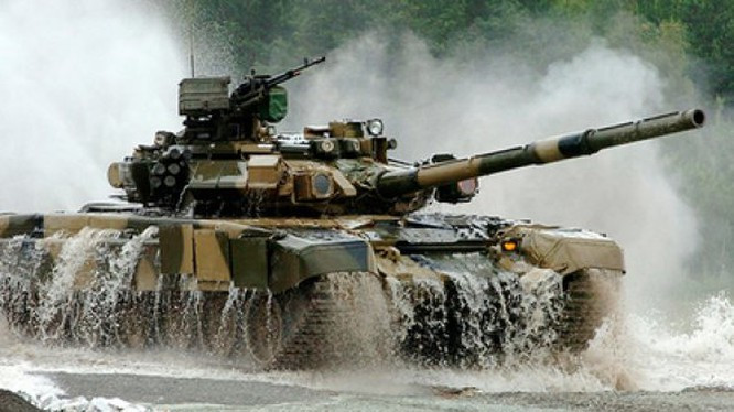 T-90S được trang bị động cơ V-84MS 840 mã lực, lớp giáp phản ứng nổ Kontakt-5 và hệ thống phòng thủ hiện đại Shtora-1. T-90S được đánh giá là sự kết hợp hoàn hảo giữa hỏa lực, tính cơ động và độ bền. Sức mạnh và giá thành hợp lý khiến T-90S, trở thành loại vũ khí xuất khẩu nổi tiếng trên khắp thế giới.