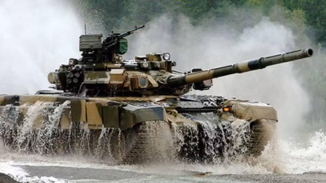 T-90S được trang bị động cơ V-84MS 840 mã lực, lớp giáp phản ứng nổ Kontakt-5 và hệ thống phòng thủ hiện đại Shtora-1. T-90S được đánh giá là sự kết hợp hoàn hảo giữa hỏa lực, tính cơ động và độ bền. Sức mạnh và giá thành hợp lý khiến T-90S, trở thành loại vũ khí xuất khẩu nổi tiếng trên khắp thế giới.