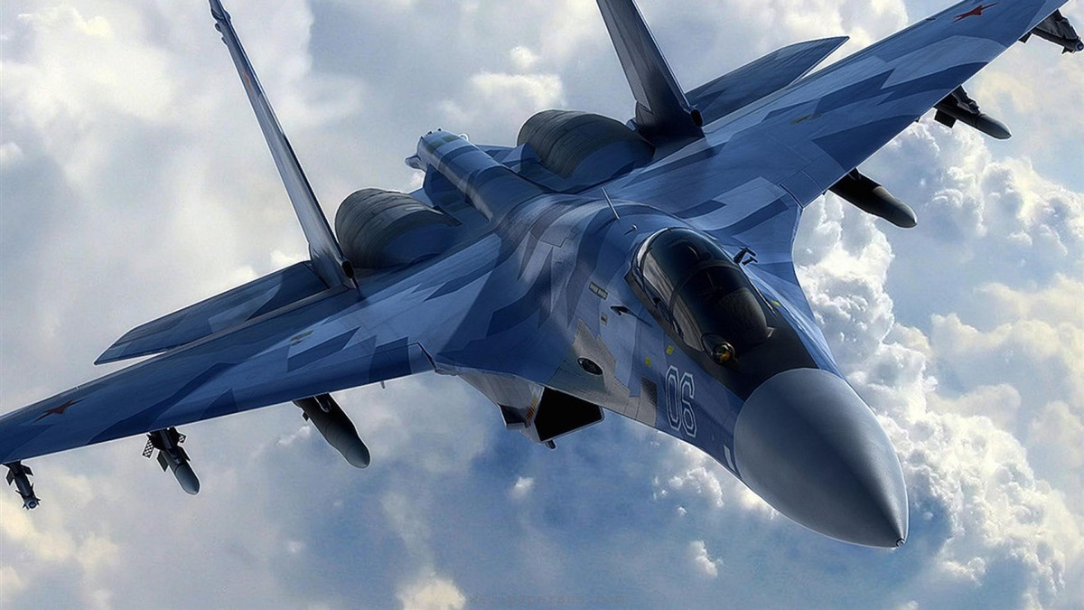 Thứ hai là tiêm kích Su-35, dễ dàng nhận thấy Su-35 nằm trong số những “sát thủ trên không” tiên tiến nhất của Nga. Su-35 được coi là loại máy bay tiêm kích đa năng siêu cơ động thuộc thế hệ 4++, có khả năng mang tải trọng chiến đấu tới 8 tấn và được ứng dụng hàng loạt công nghệ của tiêm kích thế hệ 5.