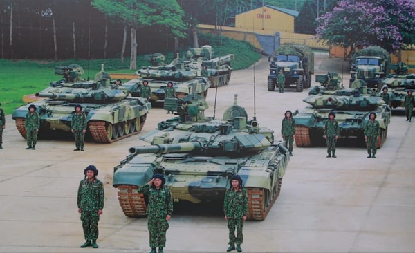 Thứ tư là xe tăng chiến đấu T-90S, là phiên bản phục vụ mục đích xuất khẩu của dòng xe tăng chiến đấu chủ lực T-90 của Nga. Với pháo nòng trơn 125mm 2A46M kết hợp máy nạp đạn tự động, T-90S có tốc độ bắn khiến mọi đối thủ phải dè chừng.