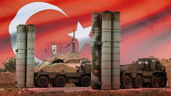 Thổ Nhĩ Kỳ là một trong những khách hàng mua tổ hợp tên lửa S-400 của Nga. Việc Ankara quyết tâm sở hữu các hệ thống tên lửa đất đối không S-400 trở thành nguồn cơn gây sóng gió trong quan hệ giữa nước này với Mỹ và nhiều nước thành viên trong Tổ chức Hiệp ước Bắc Đại Tây Dương (NATO).