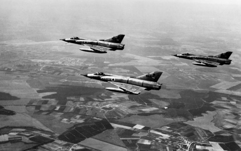 Vào sáng ngày 5/6/1967, Không quân Israel (IAF) đã tiến hành các cuộc không kích bất ngờ, vào các sân bay, trận địa phòng không và các trung tâm chỉ huy và kiểm soát chính của Ai Cập, mở màn cho cuộc “Chiến tranh Sáu ngày”.