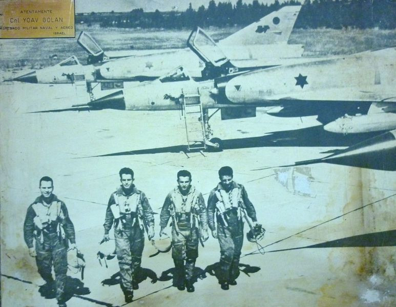 Để thực hiện được cuộc tập kích bất ngờ năm 1967, trước đó nhiều năm, IAF đã thực hiện các chuyến bay qua sa mạc Negev, thu thập thông tin tình báo. Không quân Ai Cập ban đầu theo dõi các chuyến bay của Israel bằng radar và đôi khi cho máy bay chiến đấu xuất kích, để ngăn chặn máy bay chiến đấu của Israel.