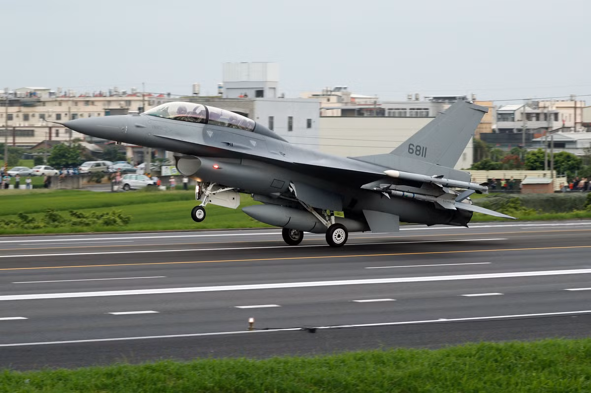 Ngoài ra, việc các máy bay của ROCAF thường xuyên phải xuất kích ngăn chặn máy bay của PLAAF, khiến máy bay chiến đấu của ROCAF bị hao mòn, dẫn đến chi phí bảo dưỡng cao và số lượng máy bay chiến đấu sẵn sàng hoạt động thấp hơn.