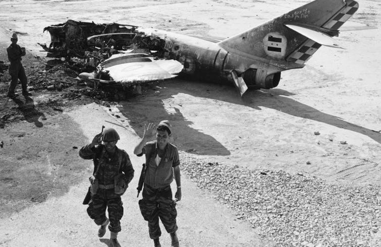 Khi Israel tiến hành các cuộc không kích bất ngờ vào sáng ngày 5/6, các trắc thủ phòng không Ai Cập vẫn cho là Không quân Israel đang tiến hành luyện tập thường ngày và không chuyển cấp chiến đấu; cho đến khi máy bay chiến đấu Israel gần như đồng thời xóa sổ các đài radar này, mà các trắc thủ Ai Cập vẫn còn “mơ ngủ”.