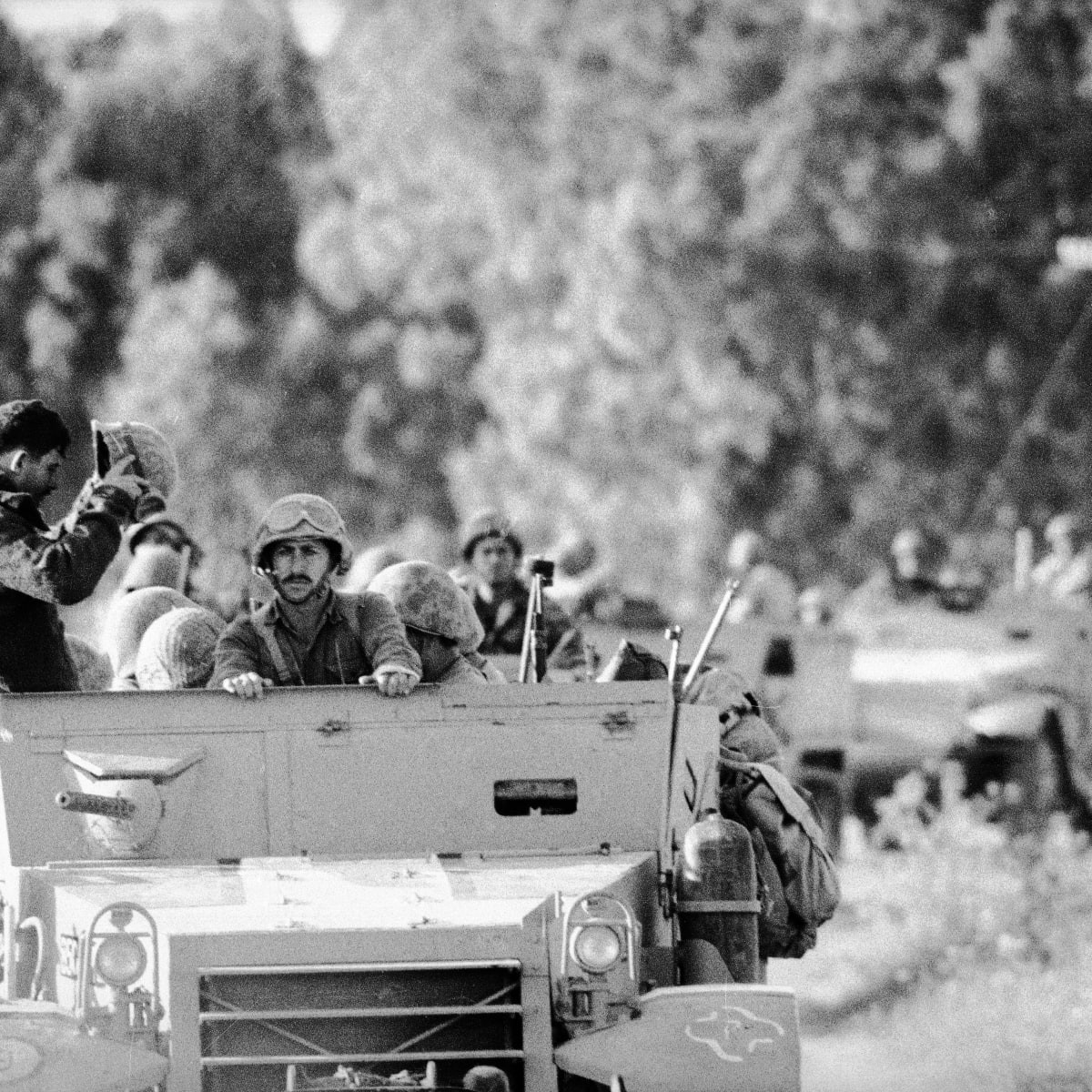 Sau các cuộc không kích bất ngờ, làm không quân của các quốc gia Ai Cập và Syria tê liệt; đồng thời lúc này, lực lượng mặt đất của Israel bắt đầu “đánh nhanh, tiến nhanh” vào Bán đảo Sinai và đến ngày 10/6, Israel đã chiếm Sinai, Dải Gaza, Bờ Tây và Đông Jerusalem cùng Cao nguyên Golan. 