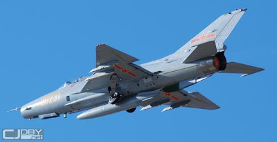 Trong bối cảnh căng thẳng gia tăng ở eo biển Đài Loan, một số nguồn tin đã thu hút sự chú ý đến việc Quân đội Trung Quốc (PLA), triển khai máy bay chiến đấu hạng nhẹ J-7, cho các chuyến bay gần Đài Loan và có thể để kiểm tra khả năng phòng thủ của hòn đảo này.