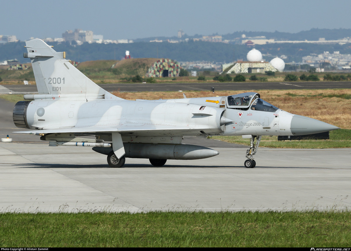 Tuổi đời của số máy bay chiến đấu của Đài Loan và các vấn đề về bảo trì, đặc biệt là đối với những chiếc Mirage 2000 mua của Pháp, có chất lượng đáng ngờ hơn, đã dẫn đến tỷ lệ tai nạn cao và buộc Đài Loan phải để một số máy bay này nằm đất trong một số trường hợp.