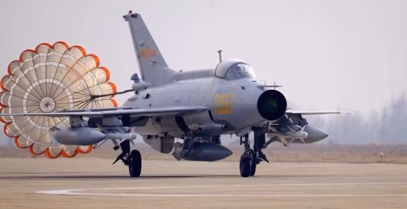 J-7G là biến thể mới nhất và tiên tiến nhất của dòng J-7; phiên bản này kết thúc sản xuất vào năm 2013. Trong khi máy bay huấn luyện JL-9, có nguồn gốc gần gũi từ thiết kế J-7 và vẫn được Trung Quốc sản xuất cho đến ngày nay.