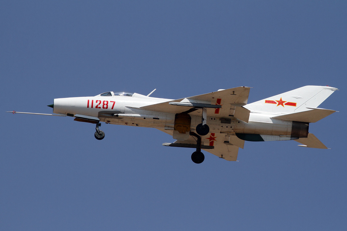 Một cuộc tập trận bao vây đảo vào ngày 17/6 vừa qua, bao gồm 4 chiếc tiêm kích hạng nhẹ J-7 cùng với các máy bay quân sự khác của PLA, bao gồm máy bay chiến đấu hạng nặng J-16 và máy bay tác chiến điện tử Y-8. Tạo thành chiến thuật cao-thấp, xa-gần.