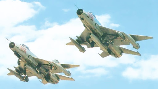 J-7 là thiết kế dựa trên máy bay chiến đấu thế hệ thứ ba MiG-21 Fishbed, được Liên Xô chuyển giao công nghệ cho Trung Quốc từ đầu thập niên 1960. Đây là loại máy bay chiến đấu hàng đầu thế giới khi đó và được Liên Xô đưa vào trang bị từ năm 1959.