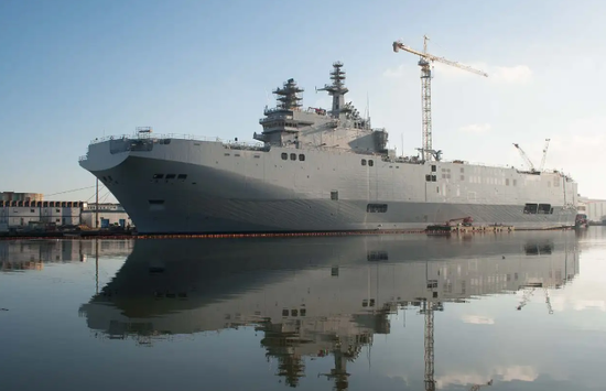 Tàu đổ bộ trực thăng nội địa do Nga phát triển chính là sự thay thế cho 2 tàu đổ bộ trực thăng lớp Mistral mà Nga đặt mua từ Pháp bởi một hợp đồng được ký kết vào năm 2010. Nhưng do sự kiện Crimea sát nhập vào Nga năm 2014 đã khiến Pháp phải “bùng kèo” với Nga do những áp lực từ Phương Tây. Dự án đóng 2 tàu đổ bộ trực thăng nội địa thay thế được Nga ấn định trị giá 1.36 tỷ USD. Ảnh: Tàu đổ bộ Mistral của Pháp.