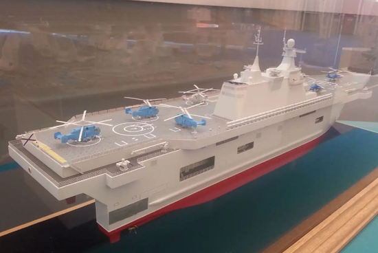 Trang “The Drive” của Mỹ cho rằng, người Nga nên từ bỏ con tàu sân bay già cỗi và cũ kỹ Kuznetsov để tập trung vào phát triển đóng 2 chiếc tàu đổ bộ trực thăng thế hệ mới sẽ đạt được hiệu quả cao hơn và tiết kiệm chi phí hơn trong tác chiến. Điều đáng nói là theo các tiết lộ gần đây của phía Nga thì tàu đổ bộ mới có lượng giãn nước có thể lên tới 44.000 tấn. Ảnh: Mô hình tàu đổ bộ mới của hải quân Nga.