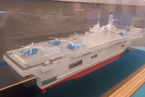 Trang “The Drive” của Mỹ cho rằng, người Nga nên từ bỏ con tàu sân bay già cỗi và cũ kỹ Kuznetsov để tập trung vào phát triển đóng 2 chiếc tàu đổ bộ trực thăng thế hệ mới sẽ đạt được hiệu quả cao hơn và tiết kiệm chi phí hơn trong tác chiến. Điều đáng nói là theo các tiết lộ gần đây của phía Nga thì tàu đổ bộ mới có lượng giãn nước có thể lên tới 44.000 tấn. Ảnh: Mô hình tàu đổ bộ mới của hải quân Nga.